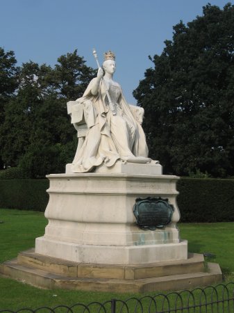 Victoria statue